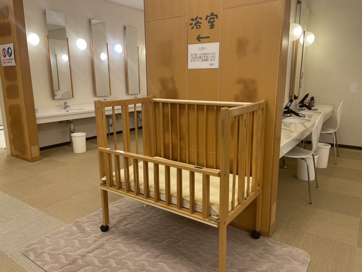 ベビーベッド（女性ロッカー室）